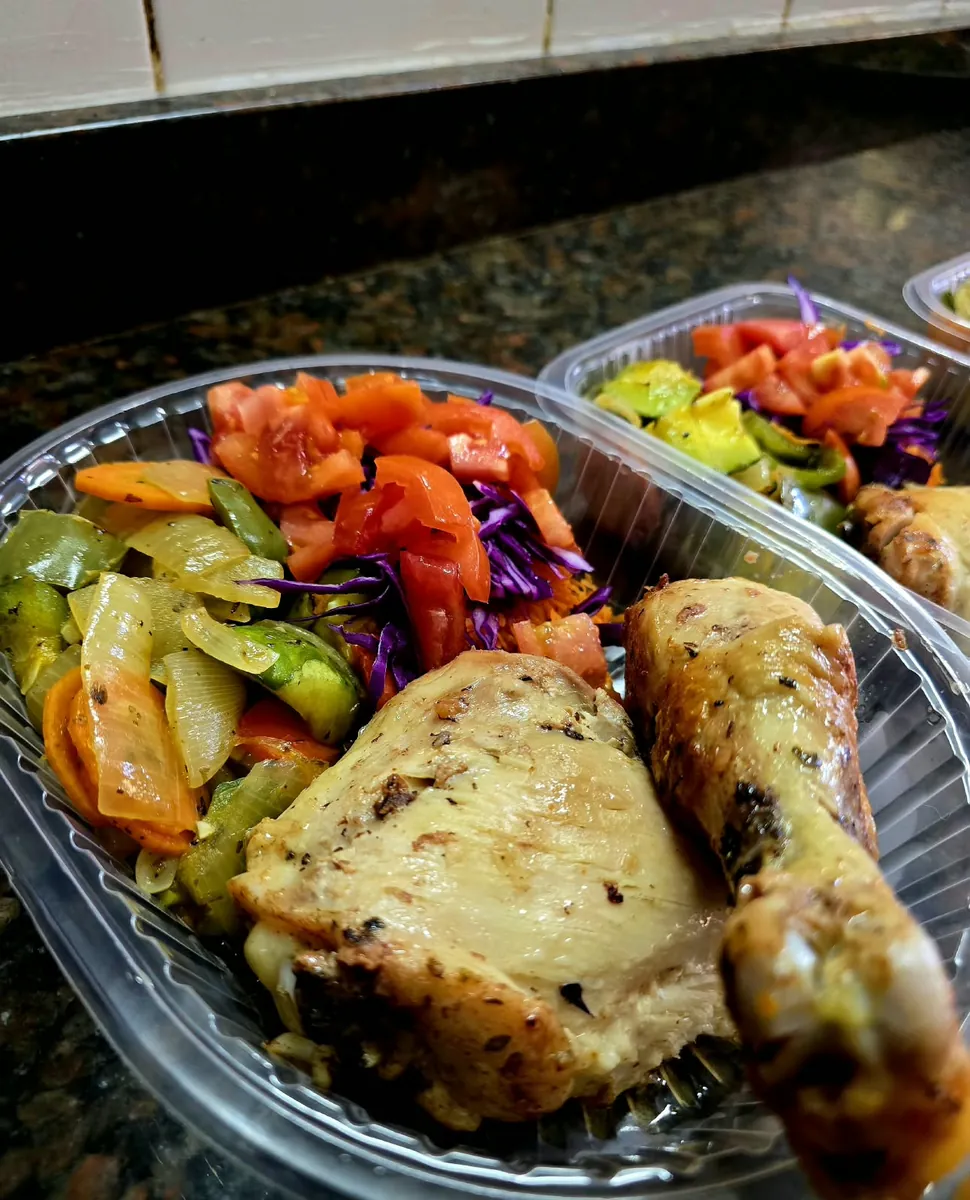 Pata muslo con verduras grilladas